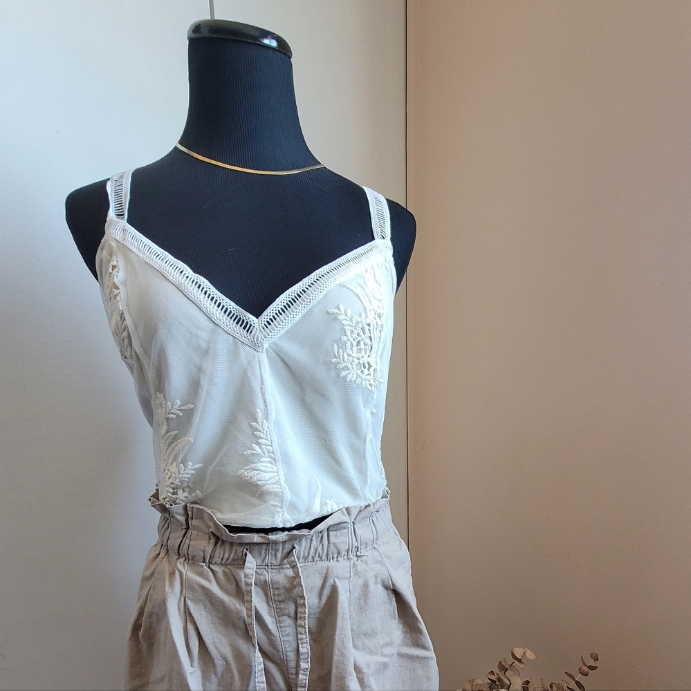 Elegant White And Off White Lace Top Cropped SRV X FTF Sz 1 NWT